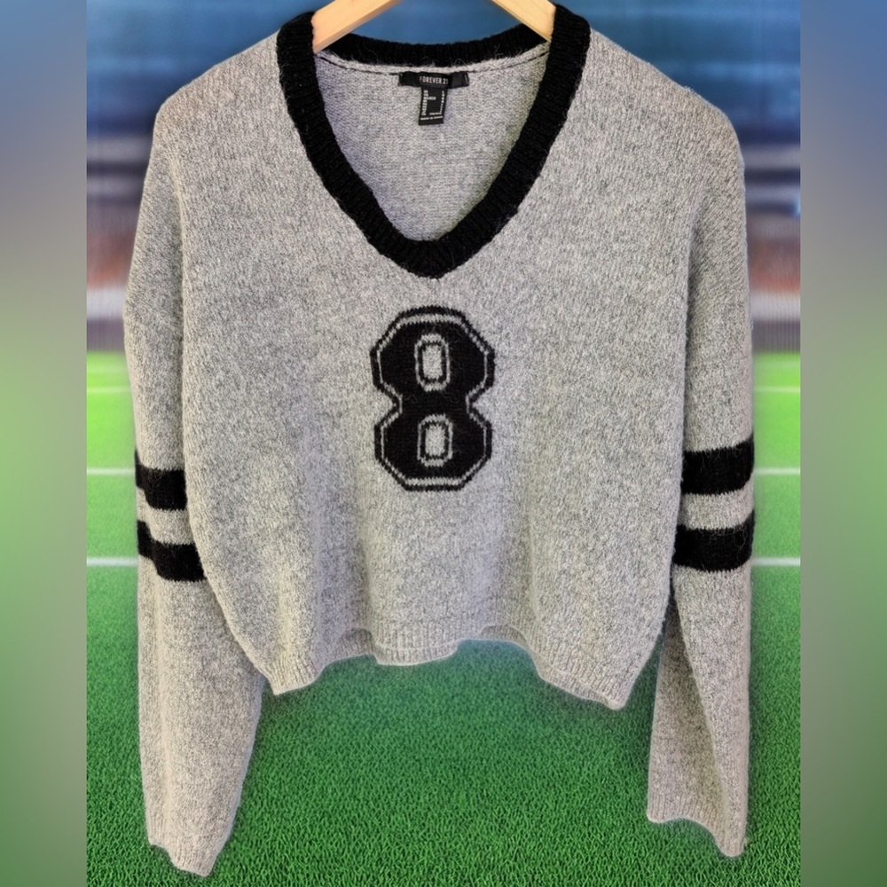 Forever 21 Cropped V Neck Sweater 
Women’s Large 
Varsity 
#8